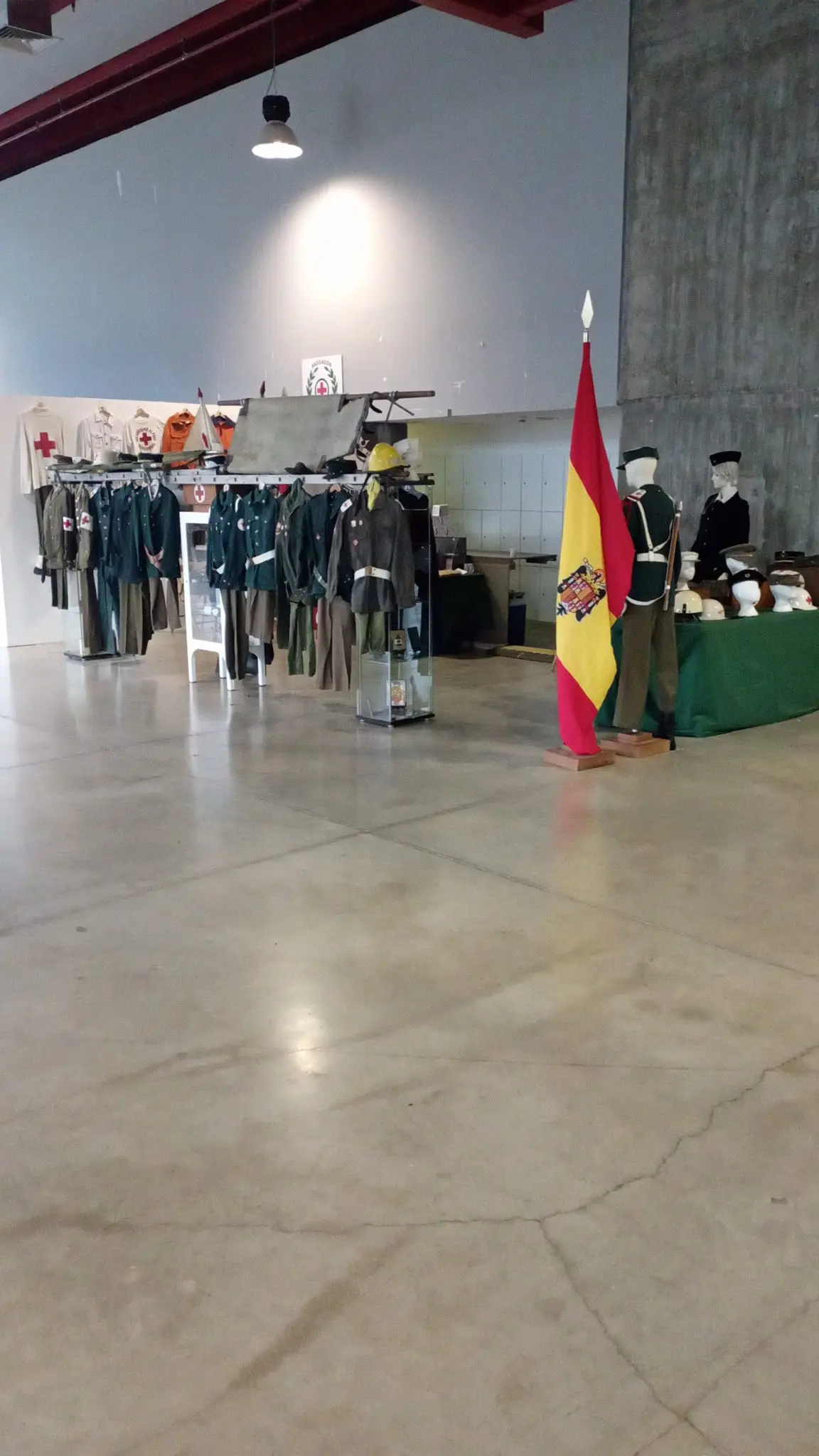 Muestra de trajes de la Asociación en un pabellón